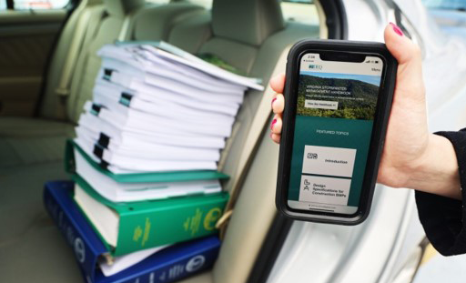 Pila de documentos en el asiento trasero del automóvil